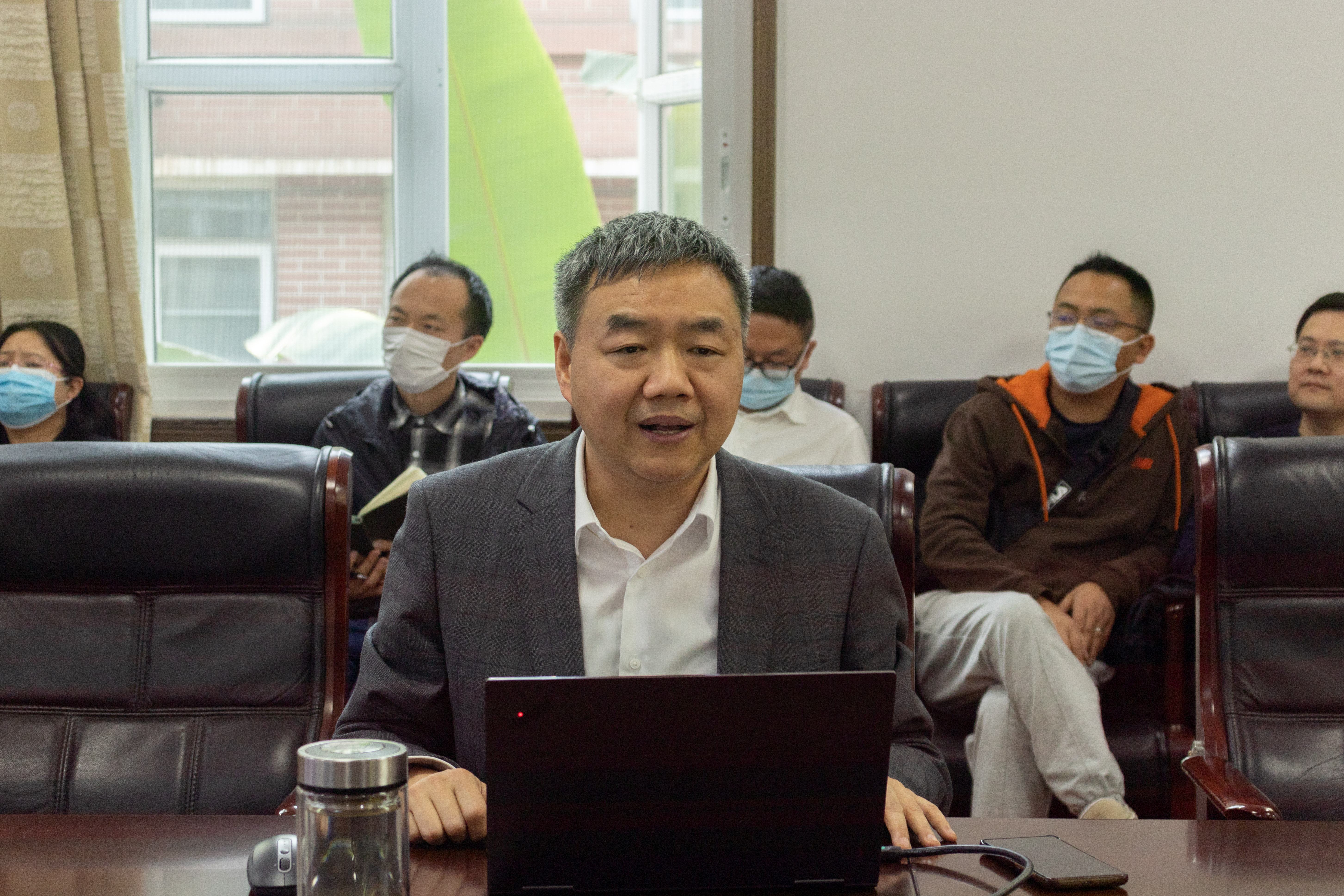 党委常委副校长巨能攀给分管部门宣讲党的十九届六中全会精神和省委