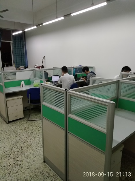 20180915周六晚上_网安院计算机科学实验室研究生在学习